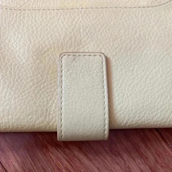 Leather clutch - yellow - magnetic closure - lots of storage - great condition - Picture 3 of 10